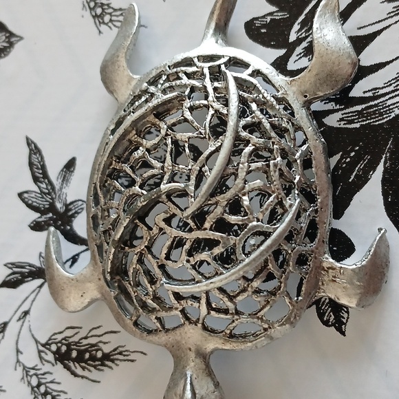 Vintage Silvertone Animal Eclectic Whimsical Turtle Pendant Necklace - Picture 8 of 11